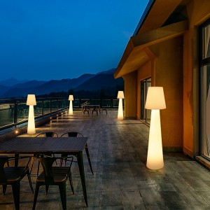 Фестивален декоративен полиетилен на открито LED стоящ етаж лампа за градинско парти за морава и декорация на събития на открито осветление LED подова лампа